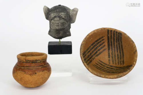 3 Precolumbian earthenware items : two small bowls and an animal's head - - Lot [...]