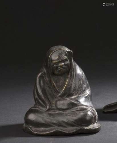 JAPON, XIXe siècle Figure de Daruma assis Bronze H…