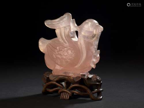 Figurine en quartz rose représentant un canard man…