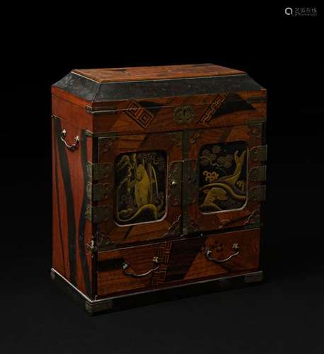 JAPON Époque MEIJI (1868 1912). Cabinet en bois sc…