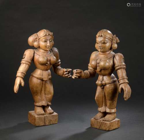 Deux sculptures féminines Bois sculpté Inde du Sud…