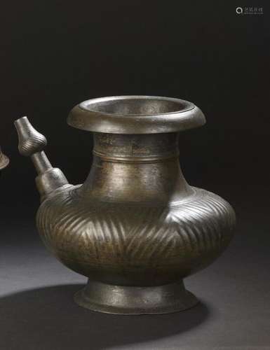 Lota Kindi Bronze Inde, XVIII XIXe siècle H. 21 cm…