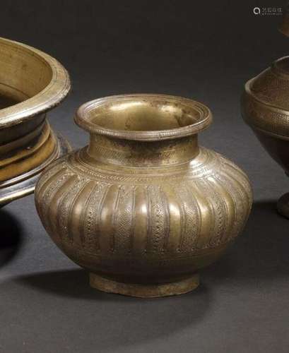 Lota et coupelle Bronze Inde, XIXe siècle Lot comp…