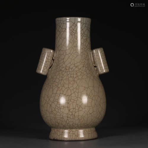 A Porcelain Ge Kiln Ear Vase