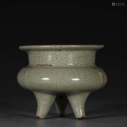 A Porcelain Guan Kiln Censer