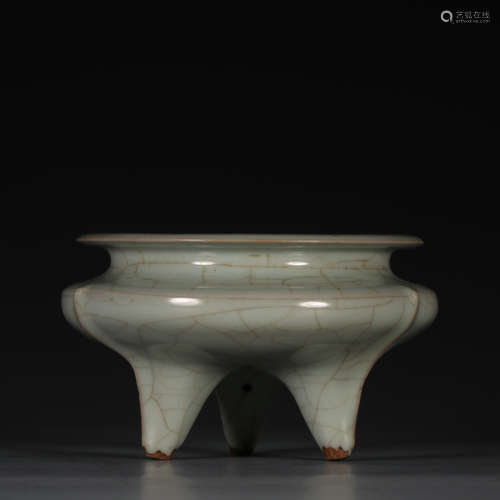 A Porcelain Guan Kiln Censer