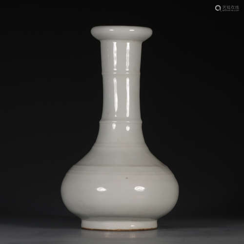 A Porcelain White Glazed Vase With Mark