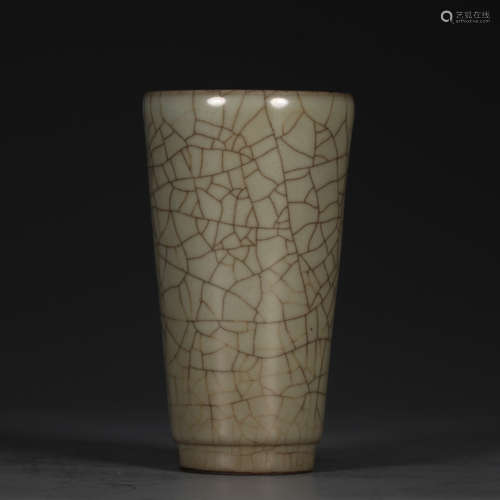 A Porcelain Guan Kiln Vase