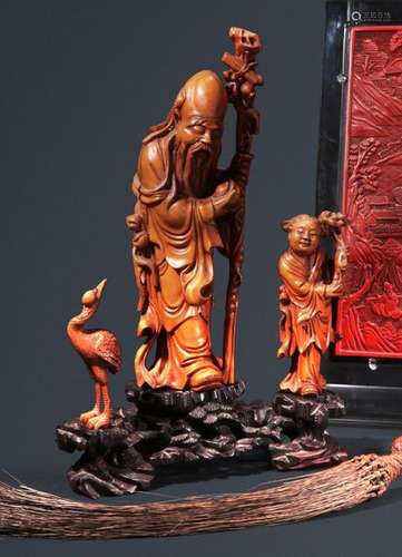 Shou Lao en buis sculpté accompagné de son adorant…