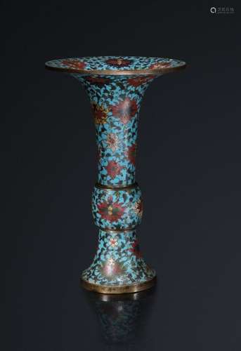 Vase en bronze aux émaux cloisonnés de forme Gu à …