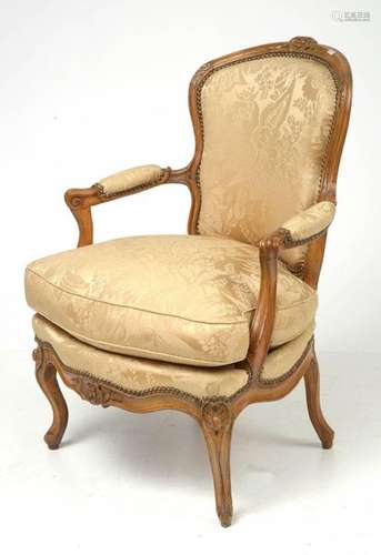 Fauteuil Louis XV en hêtre sculpté garni de soie b…