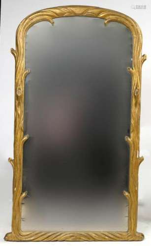 Grand miroir en bois sculpté, stuqué et doré en fo…