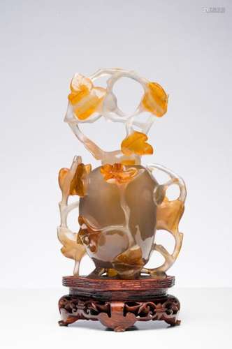 CHINE VERS 1900. Vase couvert en agate en forme de…