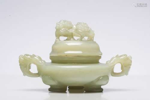 CHINE VERS 1900. Petit vase tripode couvert en jad…