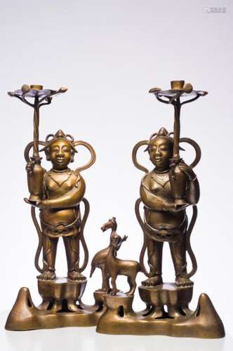 CHINE XXème siècle. Paire de bougeoirs en bronze r…