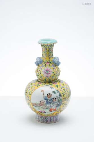 CHINE REPUBLIQUE. Vase double gourde en porcelaine…