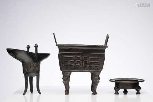 CHINE XIXème siècle. Lot de trois bronzes de style…