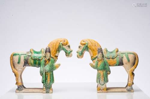 CHINE MING XVIIème siècle. Paire de statuettes en …