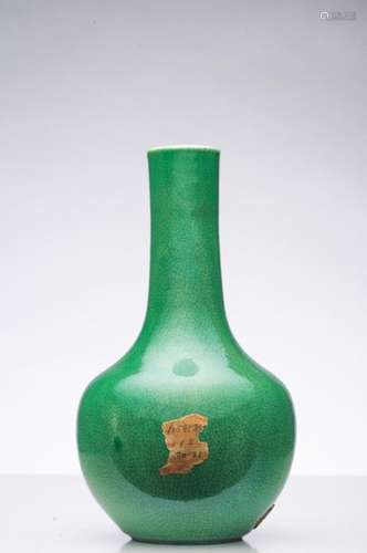 CHINE XIXème siècle. Petit vase bouteille à long c…