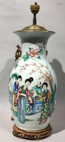 CHINE XVIIIème siècle. Vase en porcelaine à décor …