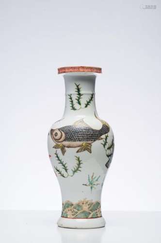 CHINE, VERS 1900. Vase balustre en porcelaine à dé…