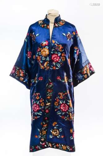 CHINE DU SUD DEBUT XXème siècle. Robe en soie et l…