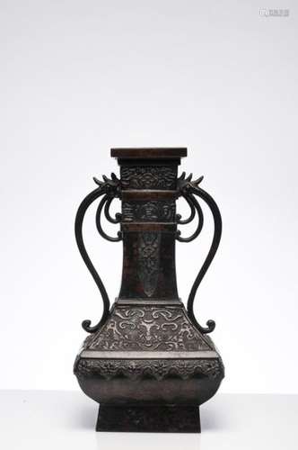 CHINE, XVIIIème siècle. Vase Hu en bronze ancienne…