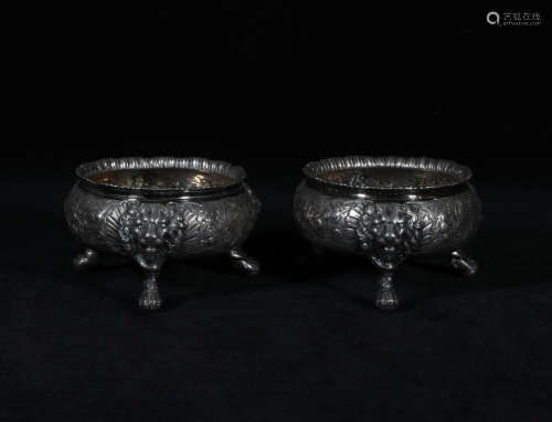 Two Sterling Silver Teawares 18th Century Style18世纪纯银制咖啡壶两件