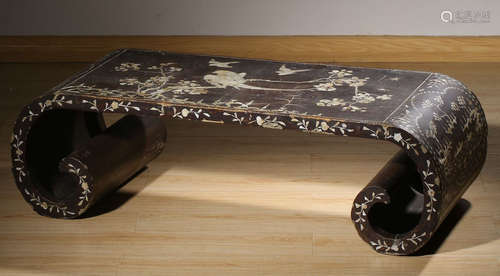 A BLACK LACQUER WITH RADEN CARVED FLOWER PATTERN DESK