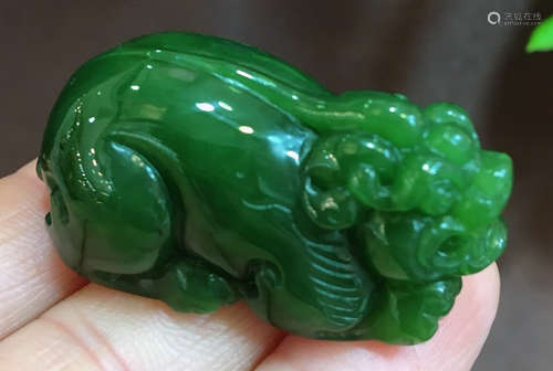 A JASPER CARVED PIXIU BEAST SHAPE PENDANT