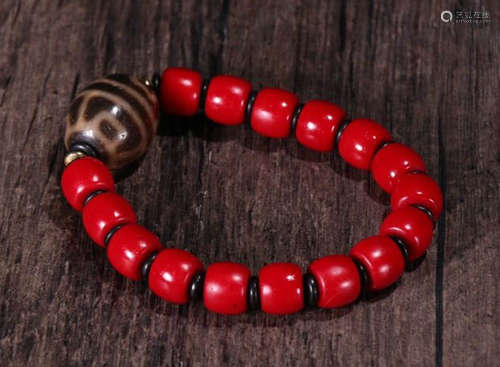 A TIBETAN SHERPA GLASS CARVED BRACELET WITH DZI BEAD