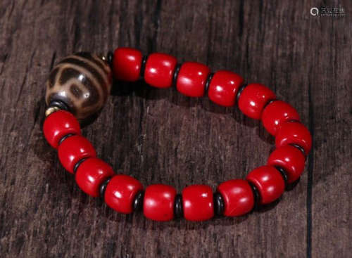 A TIBETAN SHERPA GLASS CARVED BRACELET WITH DZI BEAD