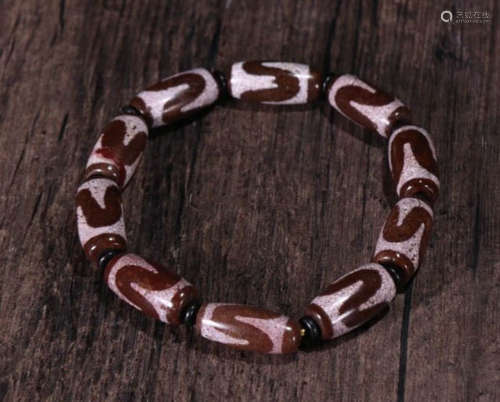 A DZI BEAD STRING BRACELET