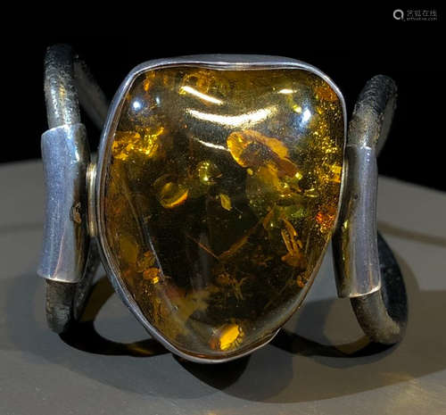 A SILVER WITH AMBER BRACELET