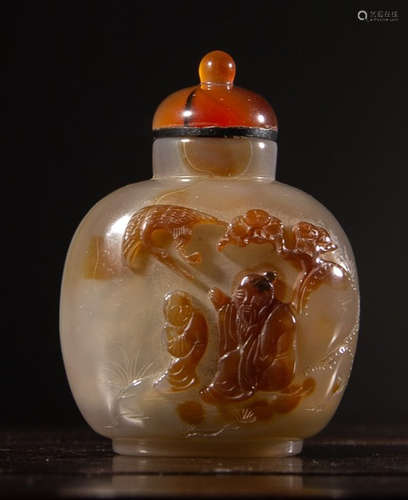 AN AGATE CARVED FIGURE STORY PATTERN SNUFF BOTTLE