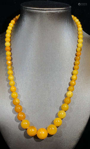 A BEESWAX CARVED BEADS STRING NECKLACE