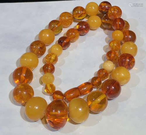 A BEESWAX CARVED BEADS STRING NECKLACE