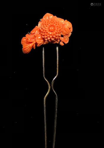 A CORAL WITH GOLD FLOWER PATTERN HAIRPIN