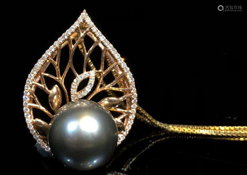 A 18K GOLD WITH DIAMOND&PEARL PENDANT