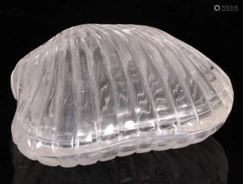 A CRYSTAL CARVED SHELL SHAPE BOX