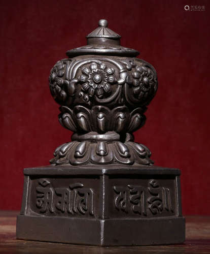 A TIBETAN SILVER CASTED SEAL