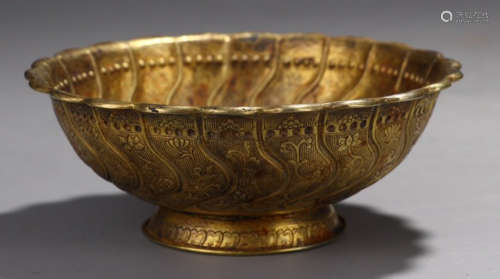 A GILT SILVER CASTED FLOWER PATTERN BOWL