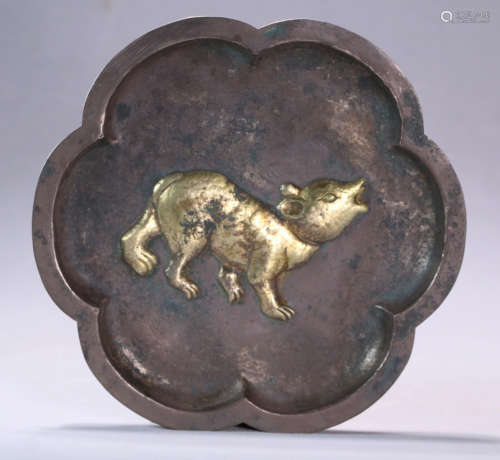 A GILT SILVER CASTED RAT PATTERN PLATE