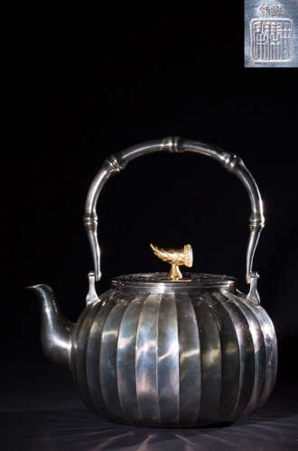 A SILVER CASTED BAMBOO PATTERN LIFTING POT