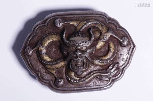 AN IRON WITH GOLD CASTED DRAGON PATTERN BELT BUCKLE