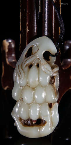 A HETIAN JADE CARVED AUSPICIOUS PATTERN PENGANT