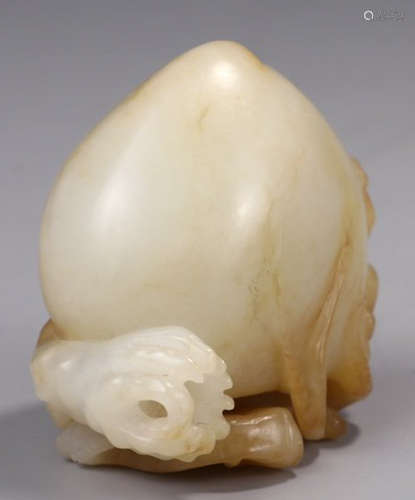 A HETIAN JADE CARVED PEACH SHAPE PENDANT