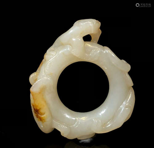 A HETIAN JADE CARVED DRAGON PATTERN PENDANT