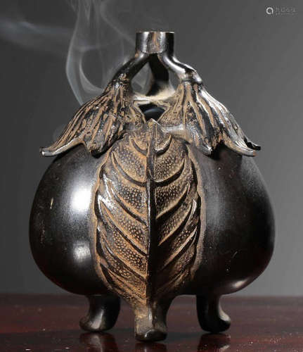 A COPPER CASTED EGGPLANT PATTERN CENSER