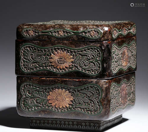 A LACQUER FLOWER PATTERN BOX